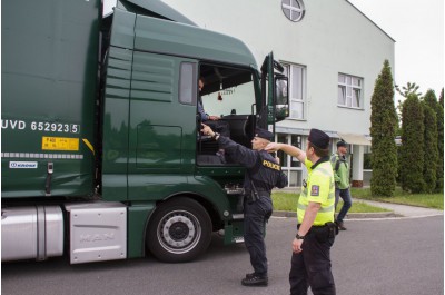 Poprvé v terénu. Speciální policejní auto, které koupil Olomoucký kraj, nasazeno při dopravně bezpečnostní akci v Kocourovci