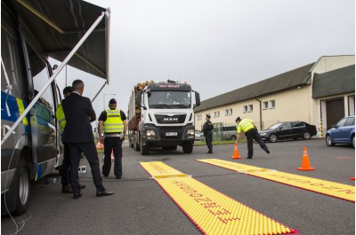 Poprvé v terénu. Speciální policejní auto, které koupil Olomoucký kraj, nasazeno při dopravně bezpečnostní akci v Kocourovci