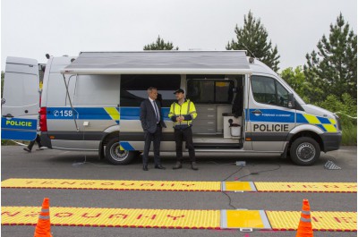 Poprvé v terénu. Speciální policejní auto, které koupil Olomoucký kraj, nasazeno při dopravně bezpečnostní akci v Kocourovci
