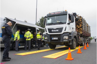 Poprvé v terénu. Speciální policejní auto, které koupil Olomoucký kraj, nasazeno při dopravně bezpečnostní akci v Kocourovci