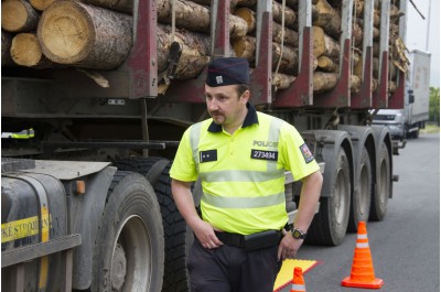 Poprvé v terénu. Speciální policejní auto, které koupil Olomoucký kraj, nasazeno při dopravně bezpečnostní akci v Kocourovci