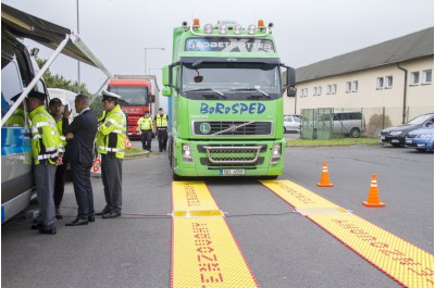 Poprvé v terénu. Speciální policejní auto, které koupil Olomoucký kraj, nasazeno při dopravně bezpečnostní akci v Kocourovci