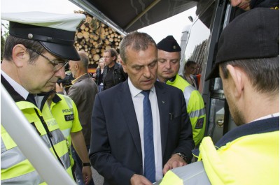 Poprvé v terénu. Speciální policejní auto, které koupil Olomoucký kraj, nasazeno při dopravně bezpečnostní akci v Kocourovci