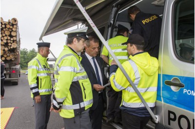 Poprvé v terénu. Speciální policejní auto, které koupil Olomoucký kraj, nasazeno při dopravně bezpečnostní akci v Kocourovci