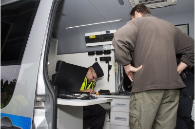 Poprvé v terénu. Speciální policejní auto, které koupil Olomoucký kraj, nasazeno při dopravně bezpečnostní akci v Kocourovci