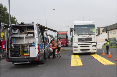 Poprvé v terénu. Speciální policejní auto, které koupil Olomoucký kraj, nasazeno při dopravně bezpečnostní akci v Kocourovci