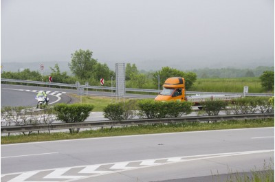 Poprvé v terénu. Speciální policejní auto, které koupil Olomoucký kraj, nasazeno při dopravně bezpečnostní akci v Kocourovci