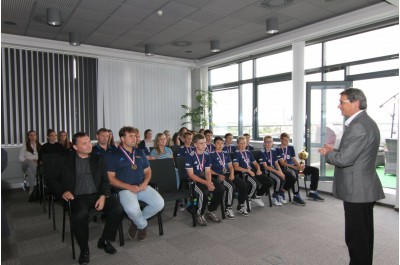 Volejbaloví mistři na Krajském úřadu Olomouckého kraje. Přijal je náměstek hejtmana Radovan Rašťák