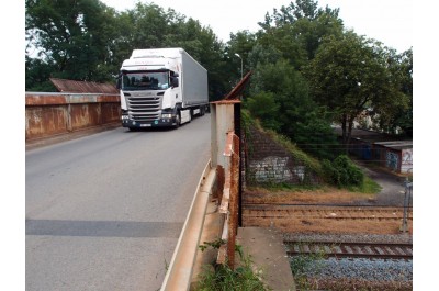 Dva mosty nad železniční tratí dosluhují, radní teď čekají na podrobný průzkum           foto: MmPř