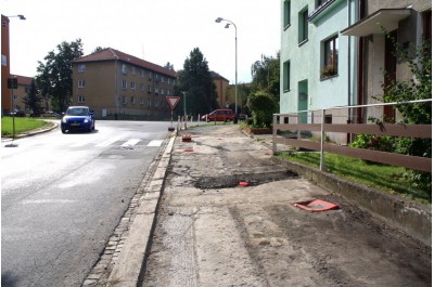 Oprava chodníků musela být zastavena, dělníci narazili na problém s podložím