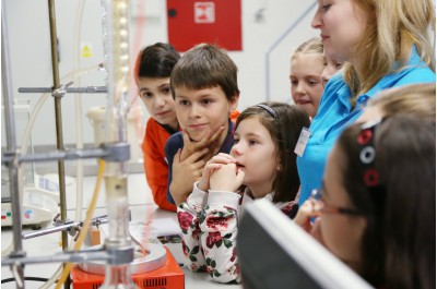 Energetický koktejl i pozorování hvězd. Při Týdnu vědy a techniky se nudit nebudete