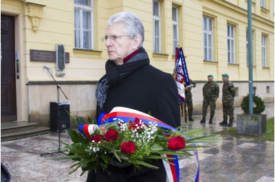 Hejtman Košta položil kytici k pomníku Jana Opletala v Litovli