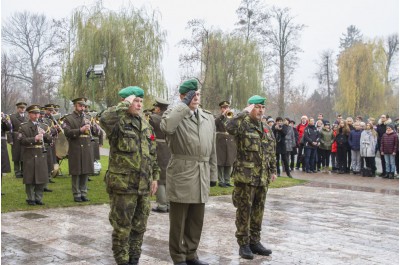 Hejtman Košta položil kytici k pomníku Jana Opletala v Litovli