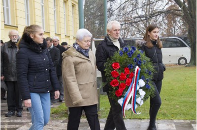 Hejtman Košta položil kytici k pomníku Jana Opletala v Litovli