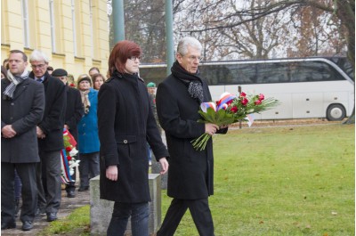 Hejtman Košta položil kytici k pomníku Jana Opletala v Litovli