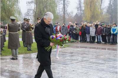 Hejtman Košta položil kytici k pomníku Jana Opletala v Litovli