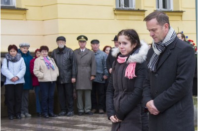 Hejtman Košta položil kytici k pomníku Jana Opletala v Litovli
