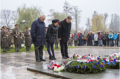 Hejtman Košta položil kytici k pomníku Jana Opletala v Litovli