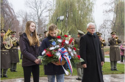 Hejtman Košta položil kytici k pomníku Jana Opletala v Litovli