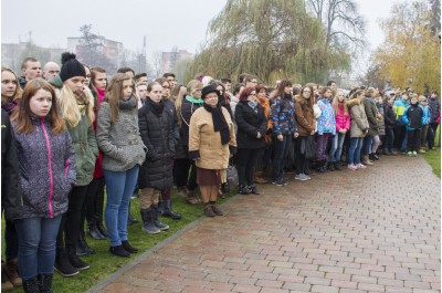 Hejtman Košta položil kytici k pomníku Jana Opletala v Litovli