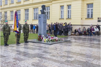 Hejtman Košta položil kytici k pomníku Jana Opletala v Litovli