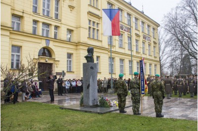 Hejtman Košta položil kytici k pomníku Jana Opletala v Litovli