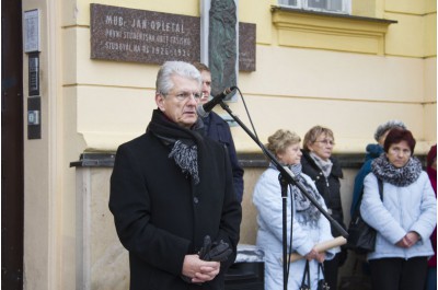 Hejtman Košta položil kytici k pomníku Jana Opletala v Litovli