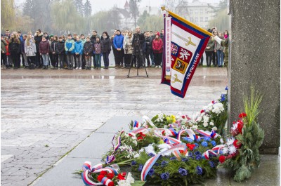 Hejtman Košta položil kytici k pomníku Jana Opletala v Litovli