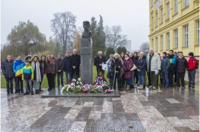 Hejtman Košta položil kytici k pomníku Jana Opletala v Litovli