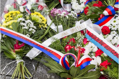 Hejtman Košta položil kytici k pomníku Jana Opletala v Litovli