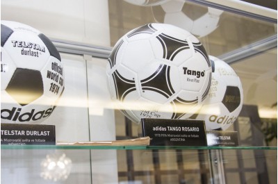 Fotbal v kontextu doby. Výstavu s tímto názvem zahájil hejtman Oto Košta a jeho náměstek František Jura