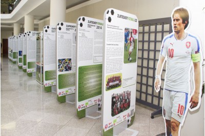 Fotbal v kontextu doby. Výstavu s tímto názvem zahájil hejtman Oto Košta a jeho náměstek František Jura