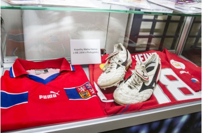 Fotbal v kontextu doby. Výstavu s tímto názvem zahájil hejtman Oto Košta a jeho náměstek František Jura