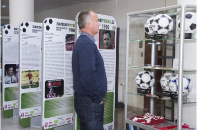 Fotbal v kontextu doby. Výstavu s tímto názvem zahájil hejtman Oto Košta a jeho náměstek František Jura