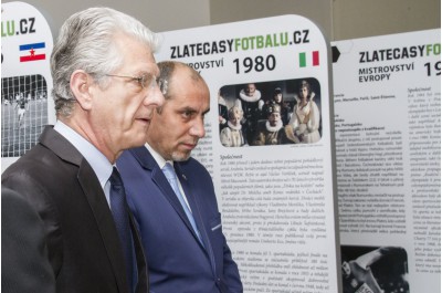 Fotbal v kontextu doby. Výstavu s tímto názvem zahájil hejtman Oto Košta a jeho náměstek František Jura
