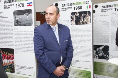 Fotbal v kontextu doby. Výstavu s tímto názvem zahájil hejtman Oto Košta a jeho náměstek František Jura