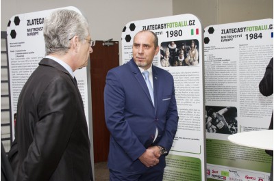 Fotbal v kontextu doby. Výstavu s tímto názvem zahájil hejtman Oto Košta a jeho náměstek František Jura