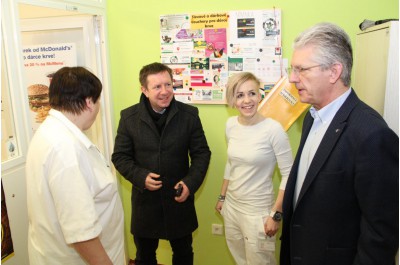 Hejtman Košta a rektor Univerzity Palackého dnes darovali krev