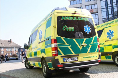 Hejtman Ladislav Okleštěk předal záchranářům nové sanitky