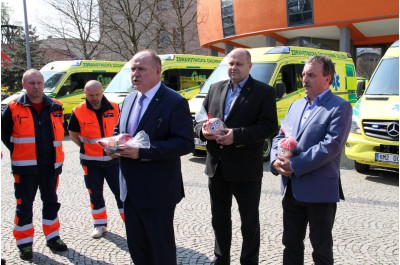 Hejtman Ladislav Okleštěk předal záchranářům nové sanitky