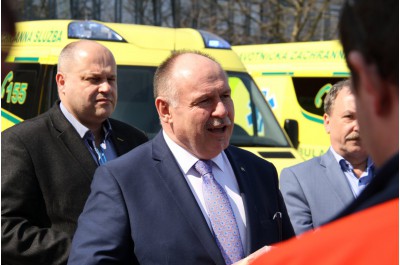 Hejtman Ladislav Okleštěk předal záchranářům nové sanitky