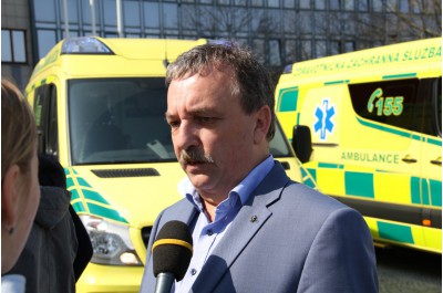 Hejtman Ladislav Okleštěk předal záchranářům nové sanitky