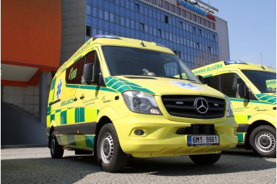 Hejtman Ladislav Okleštěk předal záchranářům nové sanitky
