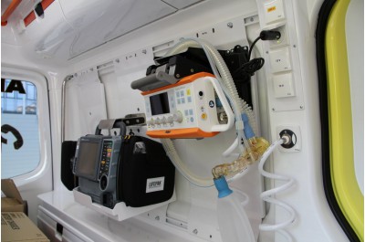 Hejtman Ladislav Okleštěk předal záchranářům nové sanitky