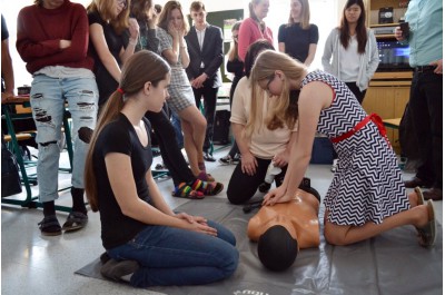 Tým anesteziologicko-resuscitačního oddělení Nemocnice Prostějov přiblížil studentům základy první pomoci