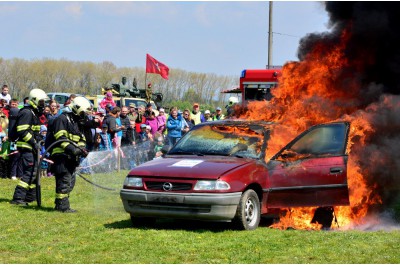 Den se složkami integrovaného záchranného systému v Brodku u Přerova               foto: Jan Teimer