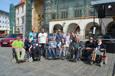Lidé zakoupením zasukovaných tkaniček podpořili olomoucký Spolek Trend vozíčkářů