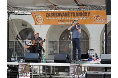 Lidé zakoupením zasukovaných tkaniček podpořili olomoucký Spolek Trend vozíčkářů