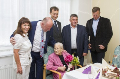 Olomoucký kraj má další stoletou občanku. Pogratulovat jí přijel hejtman Ladislav Okleštěk