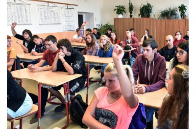 Kraj přijímá do 30. června žádosti o studijní stipendia na studium v zahraničí (ilustrační foto)